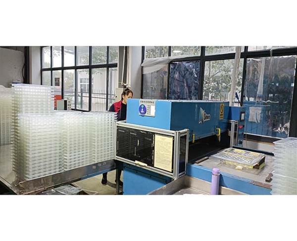 吸(xi)塑車間(jian)一角