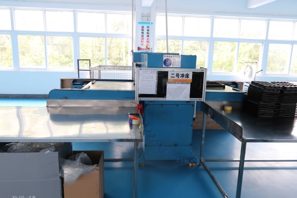 吸(xī)塑包裝生産車間(jian)